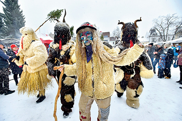 Strašení dětí i duchové mrtvých. Svátky bývaly temné a děsivé, líčí etnolog