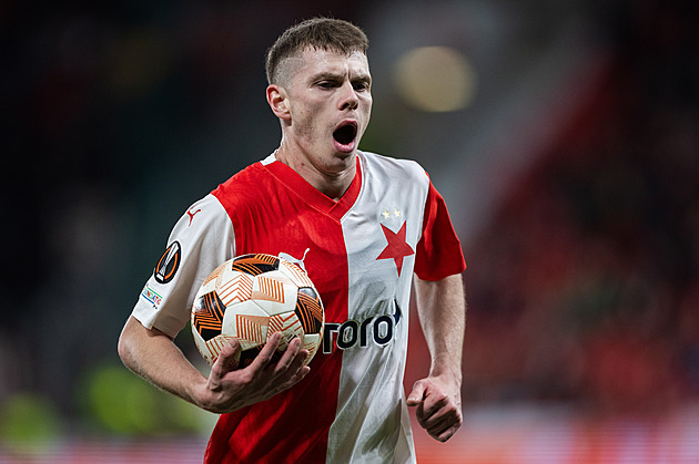 Slavia si pojistila univerzála Douděru. Podepsal smlouvu do konce června 2028