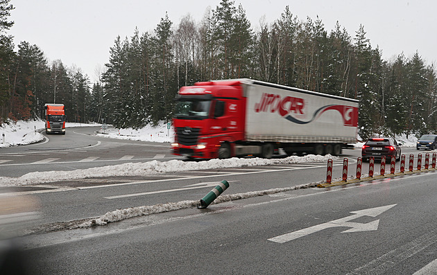 Kvůli vydatnému sněžení je pro kamiony neprůjezdná silnice na Harrachov
