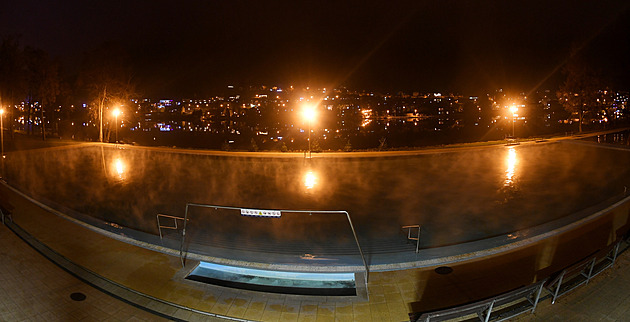 I za mrazu v teplé vodě a s úžasným výhledem. Ústecké koupaliště nezavírá
