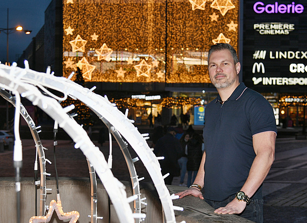 Kýč k nám patří, bílý vánoční strom ale neprojde, říká šéf obchodního centra