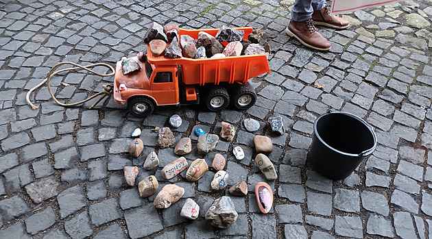 Lidé přivezli zastupitelům kameny v tatrovce, protestovali kvůli školkám