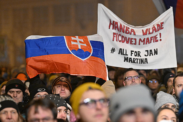 „Spravedlnost ubráníme i v zimě“. Slováci potřetí protestovali proti Ficovi