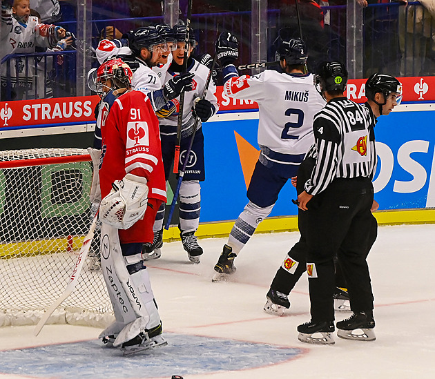 Už i Vítkovice. Klub si během zápasu stěžoval na rozhodčí, fanoušci se smějí