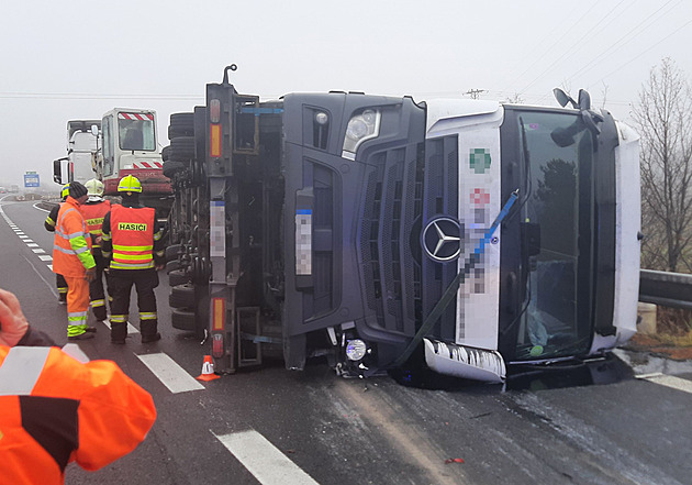 Kamionu se na dálnici rozkmital přívěs a převrátil se, řidič jel moc rychle