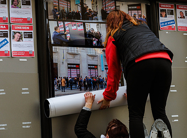 Takhle ty fotky strhal. Muzeum vystavilo záběry ničení plakátů unesených Hamásem