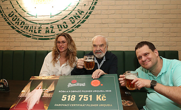 Pilsner Urquell podpořil vozíčkáře. Zdeněk Svěrák přebral šek na půl milionu