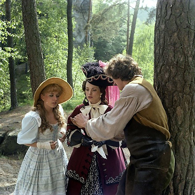 Jak s čerty nebyly žerty, Dlouhý flirtoval a pil se rum. Princezny vzpomínají