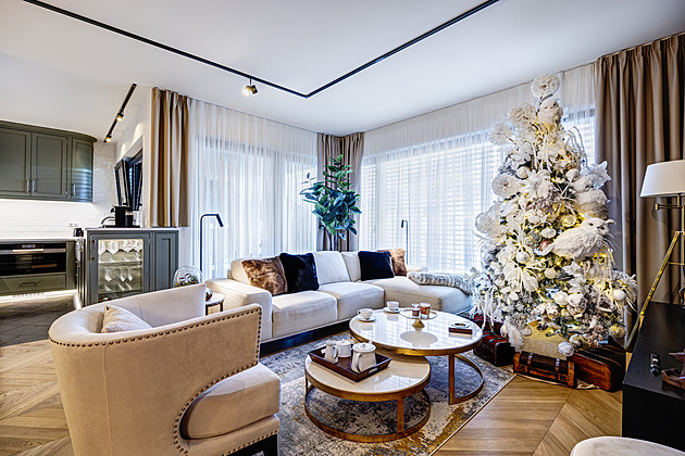 Jak se žije Britovi v Praze: laminát mu do bytu nesmí, nábytek má na míru