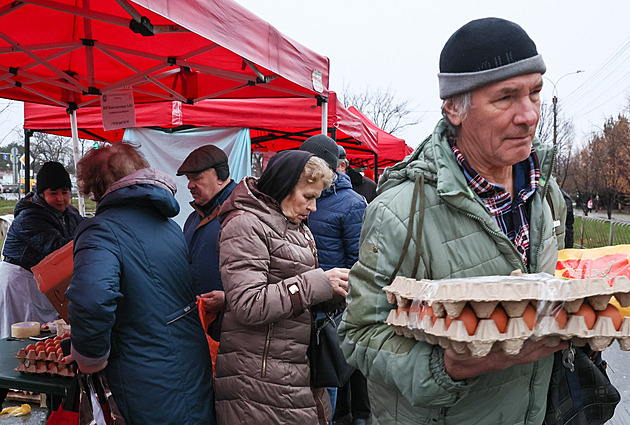 Rusko zachvátila vaječná krize. Lidé stojí nekonečné fronty, aby ušetřili