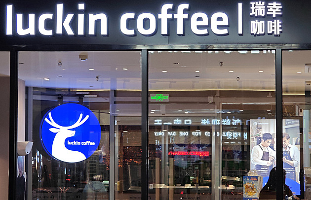 Starbucks v Číně ztrácí půdu pod nohama. Cenami ho drtí domácí konkurence