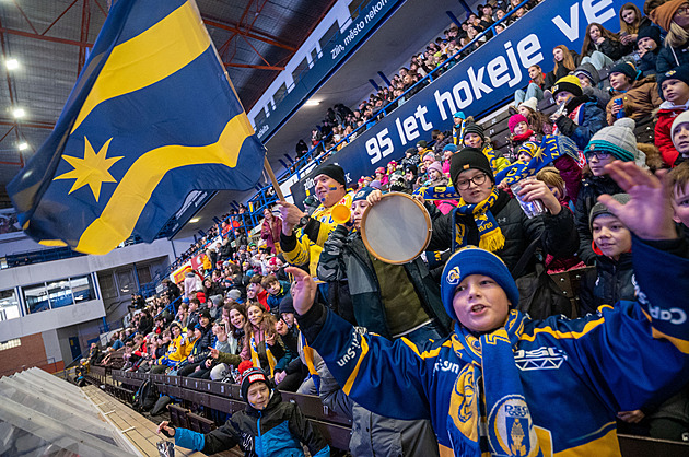 Plameny i kotel s megafonem. Na hokejové deváťáky přišla rekordní návštěva