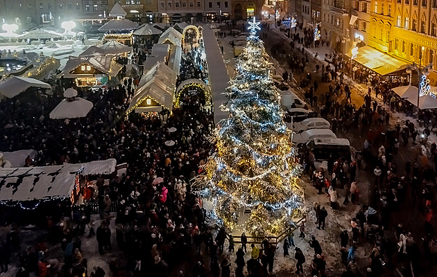 Na slavnostní rozsvícení vánoního stromu zapadaly eské Budjovice snhem.