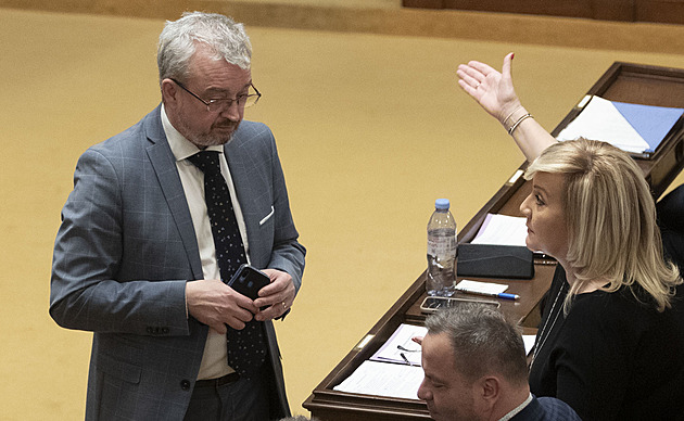 Koalice prosadila jednání i v noci, ale ne o zvýšení televizních poplatků