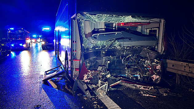 U Zdib se srazil autobus s náklaďákem, dálnice D8 je ve směru na Prahu neprůjezdná
