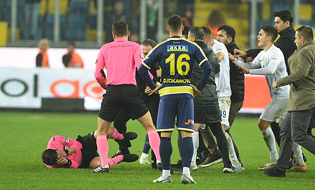 Napadený turecký rozhodčí Meler řekl, že útočníkům nikdy neodpustí