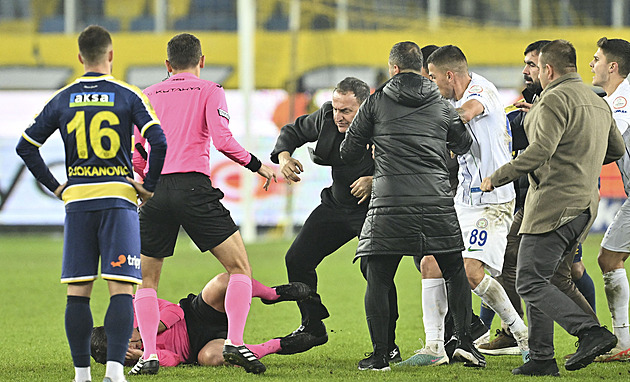Skandál v Turecku: rozhodčí dostal ránu pěstí, do ležícího pak ještě kopali