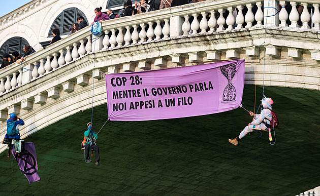 Pokuty a zákaz pobytu. Benátky potrestaly aktivisty za obarvení vody nazeleno