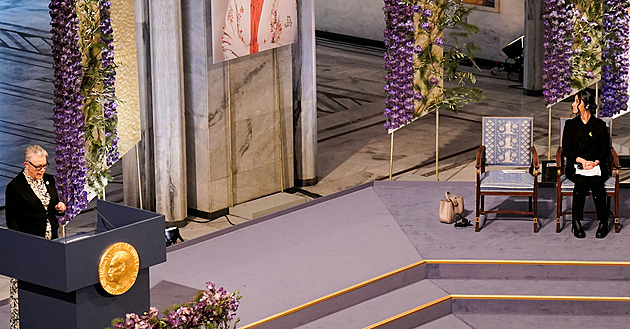 Jen židle a portrét. Nobelovu cenu pro vězněnou aktivistku převzaly její děti