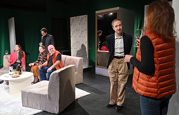 Nápis ve výtahu rozpoutá řadu událostí v nové komedii chebského divadla