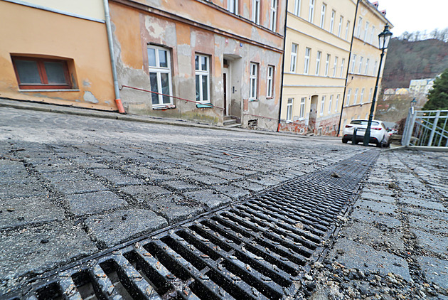 Ulice v Karlových Varech, odkud přívaly vody spláchly dlažbu, je opravená