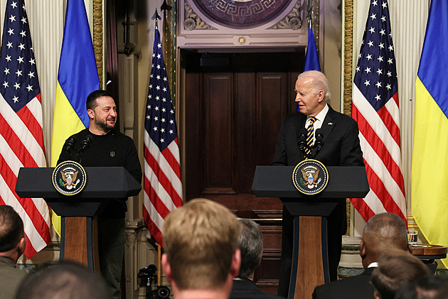 Když Bílý dům hezky poprosí. Vláda v Kyjevě zřejmě musela polknout hořkou pilulku