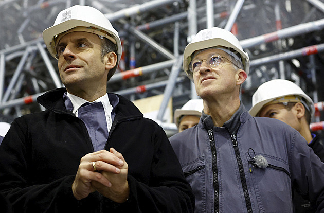 Macron si přeje do Notre-Dame moderní vitráže. Vandalství, míní historici