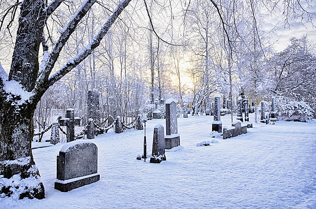 Je to můj otec, vykopejte ho. Švédský soud povolil exhumaci pozůstalým navzdory