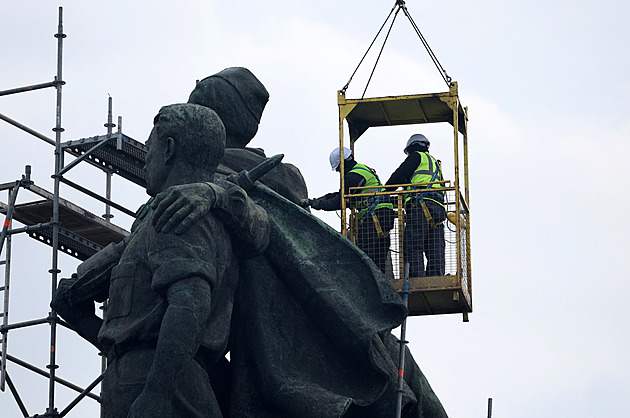 V Sofii odstraňují pomník sovětským vojákům. Nepřátelský krok, reaguje Moskva