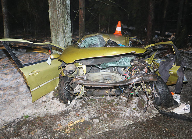 Mladík dostal smyk, narazil do stromu a vážně se zranil, motor skončil mimo vůz