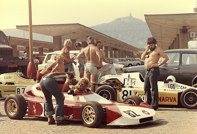 OBRAZEM: Klaus ve formuli 1, Pavel ve veteránu. Autodrom Most slaví 40 let