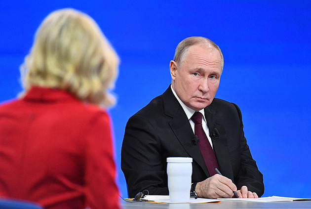 Putin nechce mír, ani drahá vejce. Jak odpovídal ruský prezident na konfrontační dotazy svých občanů?