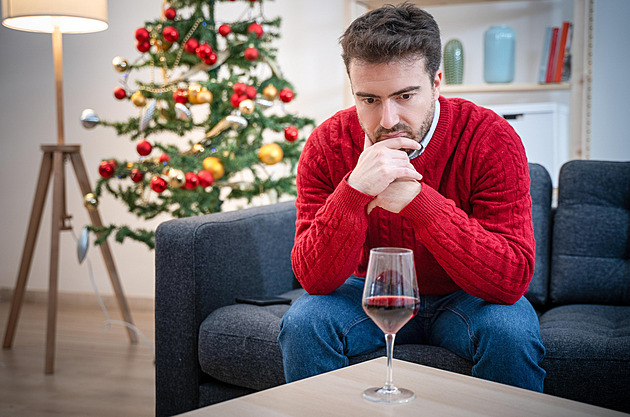 Češi přes Vánoce pijí více alkoholu. Zahánějí jím stres i rodinnou nepohodu