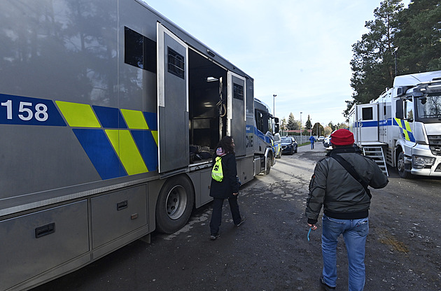 Velká pátrací akce v Klánovicích. Les od rána pročesávají dvě stovky policistů
