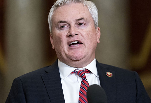 Republikán jde po Bidenovu synovi, ale špína už lpí i na něm. Kvůli pozemkům