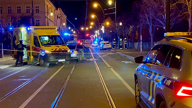 Honička v centru Prahy. Řidič naboural tři policejní auta a zranil policistku