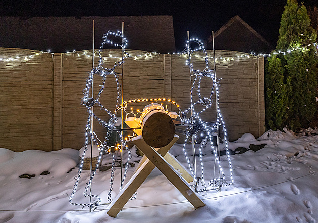VIDEO: Na samotě září vánoční světelné městečko, má i pohyblivé postavy