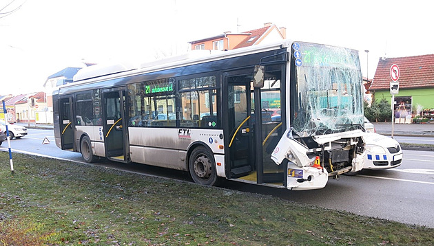 Řidiči autobusu sklouzla u křižovatky noha z pedálu, narazil do náklaďáku