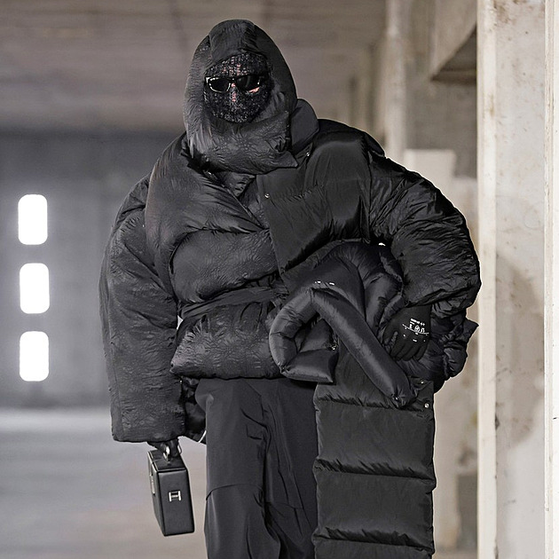 Nahota, nože i pytel na odpadky. Nejbláznivější modely z letošních týdnů módy