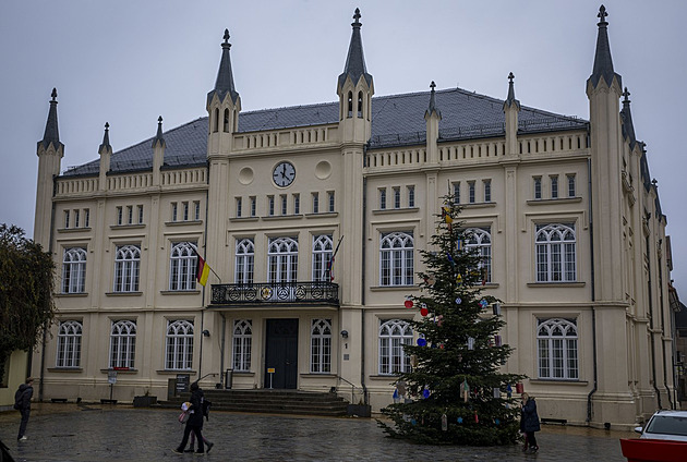 Vánoční strom ozdobila neonacistická hesla, radní rozhodovali o uprchlících