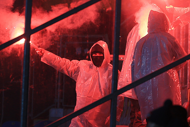 Budějovičtí fanoušci zlobili v Plzni dýmovnicemi, Dynamo jim zavře kotel