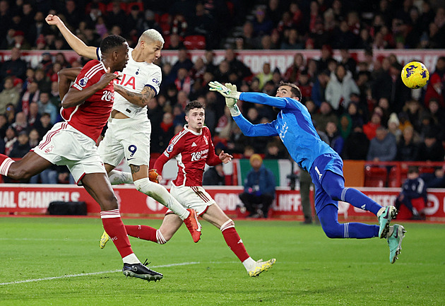 Tottenham zvítězil v Nottinghamu, přestože dohrával v oslabení