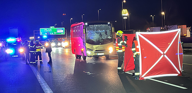 Autobus Alzheimer centra srazil chodce. Po nárazu mu prasklo čelní sklo