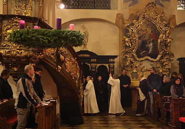 Ještě jedno loučení. Na zádušní mši za Schwarzenberga přistavovali skládací židličky