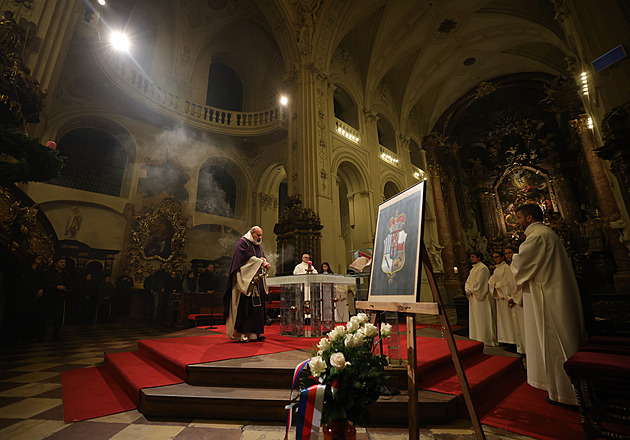 Ještě jedno loučení. Na zádušní mši za Schwarzenberga přistavovali skládací židličky