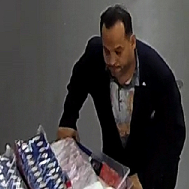 Muž provezl pokladnami bez placení nákupní vozík plný masa, hledá ho policie