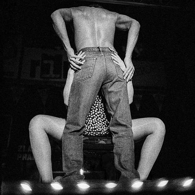 Frajere, do naha! Momentka rozvášněných žen vystihla české devadesátky