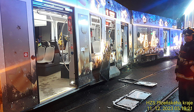 Vánoční tramvaj v Plzni možná dojezdila, narazil do ní náklaďák