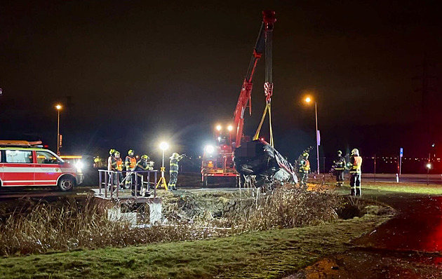 Řidič sjel do betonové nádrže uprostřed kruhového objezdu, na místě zemřel