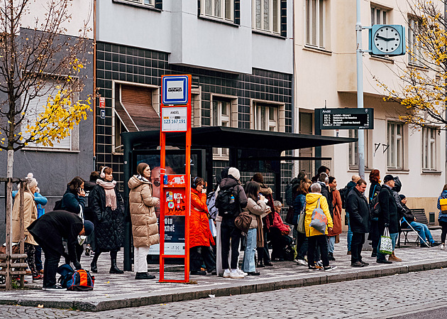 Digitální odjezdové tabule jsou i na autobusových zastávkách. Další přibudou